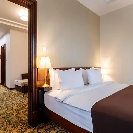 Hotel &
