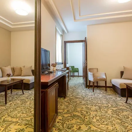 Hotel &